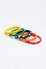 Set de pulseras rígidas de colores con apliques de strass.