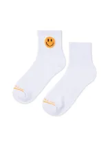 Medias cortas de algodón color blanco con diseño de carita feliz bordada en color naranja y detalle de marca en la puntera.