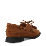 Mocasín de mujer marca Bottero, confeccionado en gamuza color marrón caramelo. Presenta un diseño tipo náutico con cordones, detalle de borla decorativa en el empeine y suela plana de goma negra.