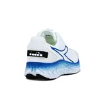 Championes deportivos Diadora modelo Freeze, color blanco con detalles en azul vibrante. Presentan una capellada de malla transpirable y una suela gruesa con efecto degradado azul texturizado.