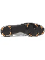 Championes de fútbol Under Armour Shadow Elite 4 Mach FG, color blanco con detalles en azul y naranja, diseñados para césped natural con placa de fibra de carbono y tacos especializados para máxima velocidad y agilidad.