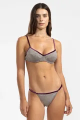 Bombacha de bikini tiro bajo color champagne, con lurex brillante y laterales regulables.