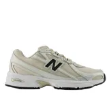 Championes New Balance 740 de color beige, con parte superior de malla transpirable, superposiciones sintéticas, el logotipo 'N' en negro en el lateral y entresuela ABZORB amortiguada.