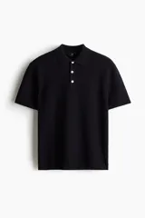 Remera polo de manga corta confeccionada en punto texturizado, con cuello clásico y tapeta de tres botones. Presenta un corte regular fit con terminaciones acanaladas en puños y ruedo.