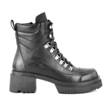 Bota de caña media color negro, con cordones frontales, ganchos metálicos y suela de plataforma con taco cuadrado.