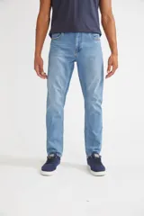 Jean recto de hombre, calce straight, cintura regular con tiro medio, logo bordado y pasa cinto.