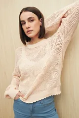 Sweater de punto calado con diseño geométrico, de silueta relajada y manga larga. Presenta terminaciones en rib en el cuello redondo, los puños y el ruedo.