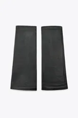 Guantes tipo mitones de diseño liso, confeccionados en piel 100% con acabado texturizado.