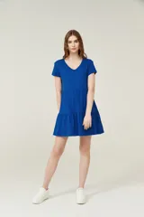Vestido corto de algodón color azul, con cuello en V, mangas cortas y diseño holgado con falda de volados.