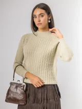 Sweater de punto color beige con diseño de ochos en el frente y mangas raglán. Presenta cuello redondo alto y puños acanalados.