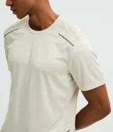 Remera deportiva de manga corta y cuello redondo, color celeste, con tecnología dry y detalles reflectantes en los hombros.