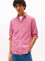 Camisa Tommy Hilfiger de popelina de puro algodón con diseño de cuadros Vichy en rojo y blanco, cuello abotonado, bolsillo de parche en el pecho y tecnología Flex que permite gran libertad de movimiento.