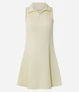 Vestido deportivo evasé color amarillo claro, confeccionado en microfibra. Presenta cuello polo con escote en V, diseño sin mangas y short interno incorporado con bolsillo lateral.