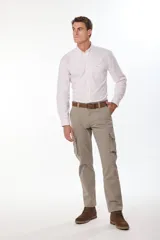 Pantalón cargo azul marino de corte recto, con bolsillos laterales y traseros con solapa, confeccionado en algodón con elastano.