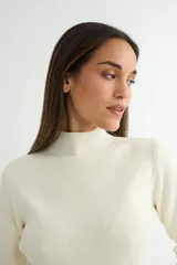 Polera negra de tejido de punto acanalado, con cuello alto y mangas largas.