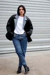 Pantalón de jean azul con corte mom jean y foil metalizado en el delantero.