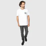Remera de algodón color blanco, de corte clásico y manga corta, con un pequeño estampado gráfico circular en el pecho.