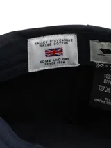 Boina estilo flat cap en color azul marino, confeccionada en canvas engrasado impermeable de alta resistencia con forro interior de algodón orgánico.