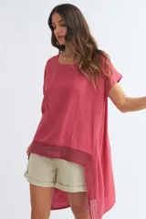 Blusa irregular color rosa con detalle de encaje en el ruedo.