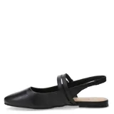 Zapatos negros de cuero sintético, con punta fina y tiras cruzadas con hebillas plateadas.