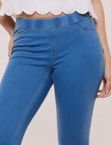 Pantalón jegging de tiro medio en tejido de denim azul, con calce ajustado skinny, cintura elastizada y bolsillos traseros funcionales.