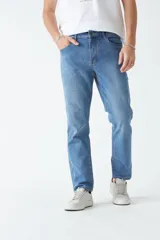 Pantalón de jean negro de corte recto, tiro medio y efecto lavado.