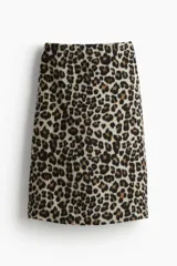 Pollera midi de tiro alto con estampado de leopardo, diseño recto y abertura posterior.