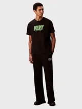 Pantalón de felpa negro Calvin Klein, de corte regular y pierna recta, con costuras delanteras decorativas y logo bordado en el muslo.