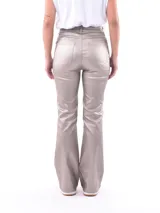 Pantalón de corte oxford con acabado metalizado en tono dorado. Presenta diseño de cinco bolsillos, cierre frontal con botón y cremallera, y pernera ligeramente acampanada.