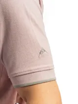 Chomba manga corta color borgoña con cuello clásico y borde azul marino.