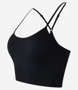 Top deportivo blanco texturizado, con breteles finos ajustables y copas removibles.