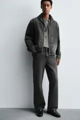 Jeans straight fit de denim de algodón color negro con efecto lavado. Cuentan con cinco bolsillos y cierre frontal de botonadura.