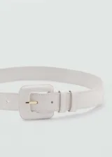 Cinturón de poliuretano blanco con efecto de piel de cocodrilo, hebilla cuadrada forrada a juego y detalle metálico dorado.