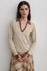 Remera de algodón con cuello camisero y escote en V profundo, de manga larga con puños en contraste de color.