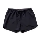 Short de running negro con cintura elástica, cordón de ajuste interior y malla interna. Cuenta con un bolsillo oculto con cierre en la parte trasera y diseño ligero de secado rápido.