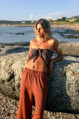 Maxi pañuelo triangular de seda peach sublimada con estampado de leopardo.