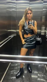 Minifalda negra de cuero sintético con cintura alta y corte ajustado.