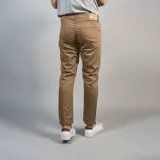 Pantalón de gabardina color marrón claro, corte slim fit y diseño clásico de cinco bolsillos.