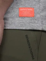 Remera gris de algodón con estampado pequeño de corazón con flores en el pecho.