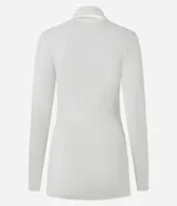 Blusa entallada de microfibra color blanco, con escote en V, mangas largas y detalle de frunces en los laterales. Presenta un lazo integrado en el cuello que permite anudarlo, aportando un toque sofisticado al diseño.