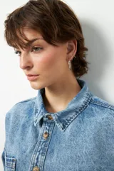 Sobrecamisa negra de algodón, de manga larga y corte unisex, con botones veteados.