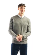 Buzo tejido de punto con cuello en V, de calce regular y mangas largas con puños acanalados.