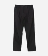 Pantalón de sastrería corte loose, color negro, con cintura con trabillas, cierre de botón y cremallera, y bolsillos laterales tipo cuchillo.