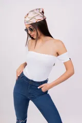 Body blanco de breteles finos y mangas cortas con detalle de etiqueta negra.