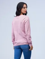 Sweater celeste de tejido de punto fino con calados en forma de hojas en la parte superior delantera y en los hombros.