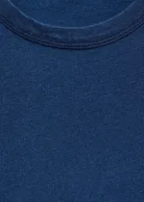 Remera azul de manga corta con cuello redondo y corte recto.