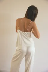 Pantalón de tiro alto con pernera recta, confeccionado en tejido satinado de viscosa. Presenta un cierre lateral con cremallera oculta en la costura.
