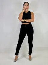 Pantalón chupín negro de tiro alto.