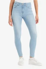Pantalón de jeans celeste claro, tiro alto, corte skinny y largo al tobillo.