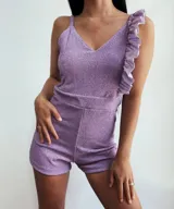 Mono corto blanco con escote en V, breteles finos y un volado en el hombro izquierdo.